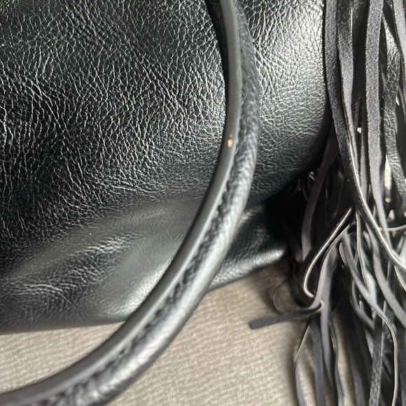 Urban Originals Black vegan leather fringed tote bag - Picture 5 of 13